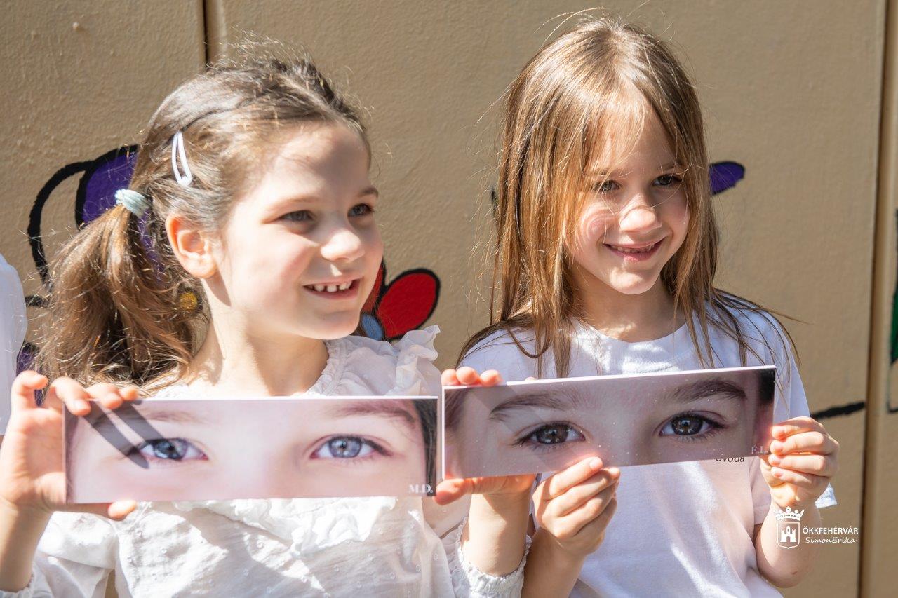 Szemünk fénye - a gyerekek szeméről készült fotók díszítik a Mese-Vár óvoda falát