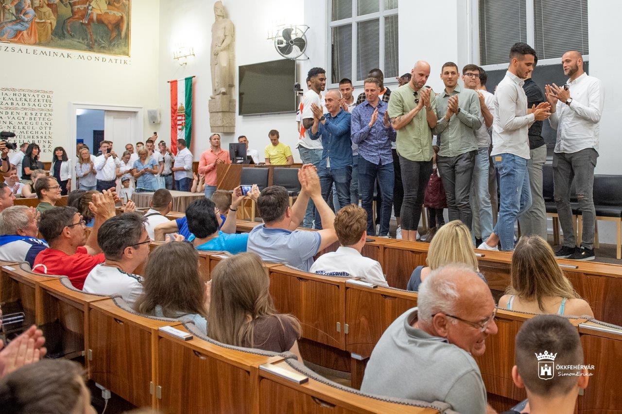 Szurkolóival közösen ünnepelte a bajnoki ezüstöt az Arconic-Alba Fehérvár a Városházán