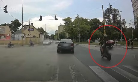 Videón a motoros üldözés - Akciófilmbe képzelte magát a férfi
