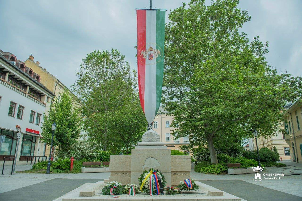 Néma koszorúzással emlékeztek a nemzeti összetartozás napján