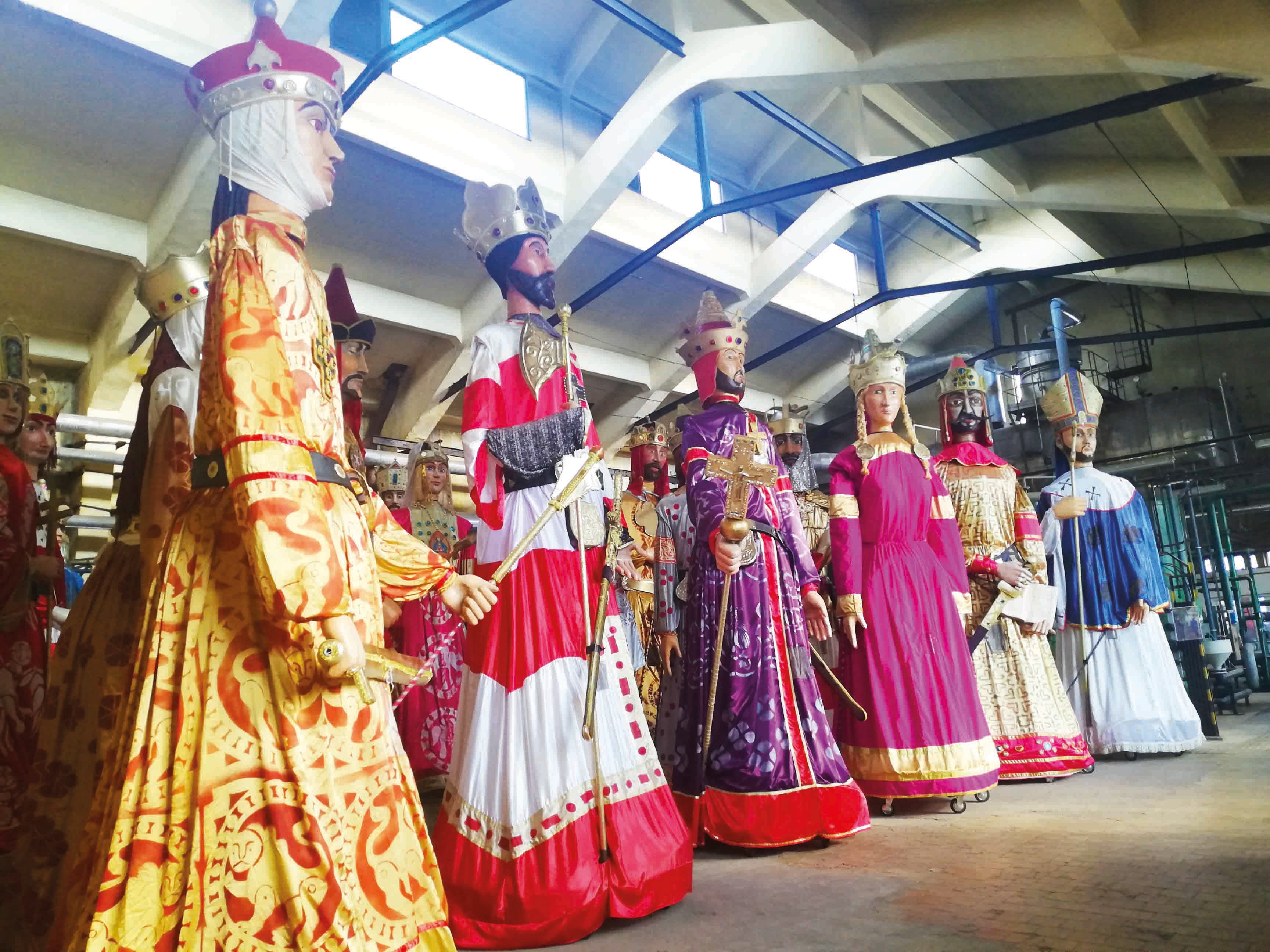 A királyi óriásbábokkal találkozhatunk csütörtökön a Király sori fűtőerőműben