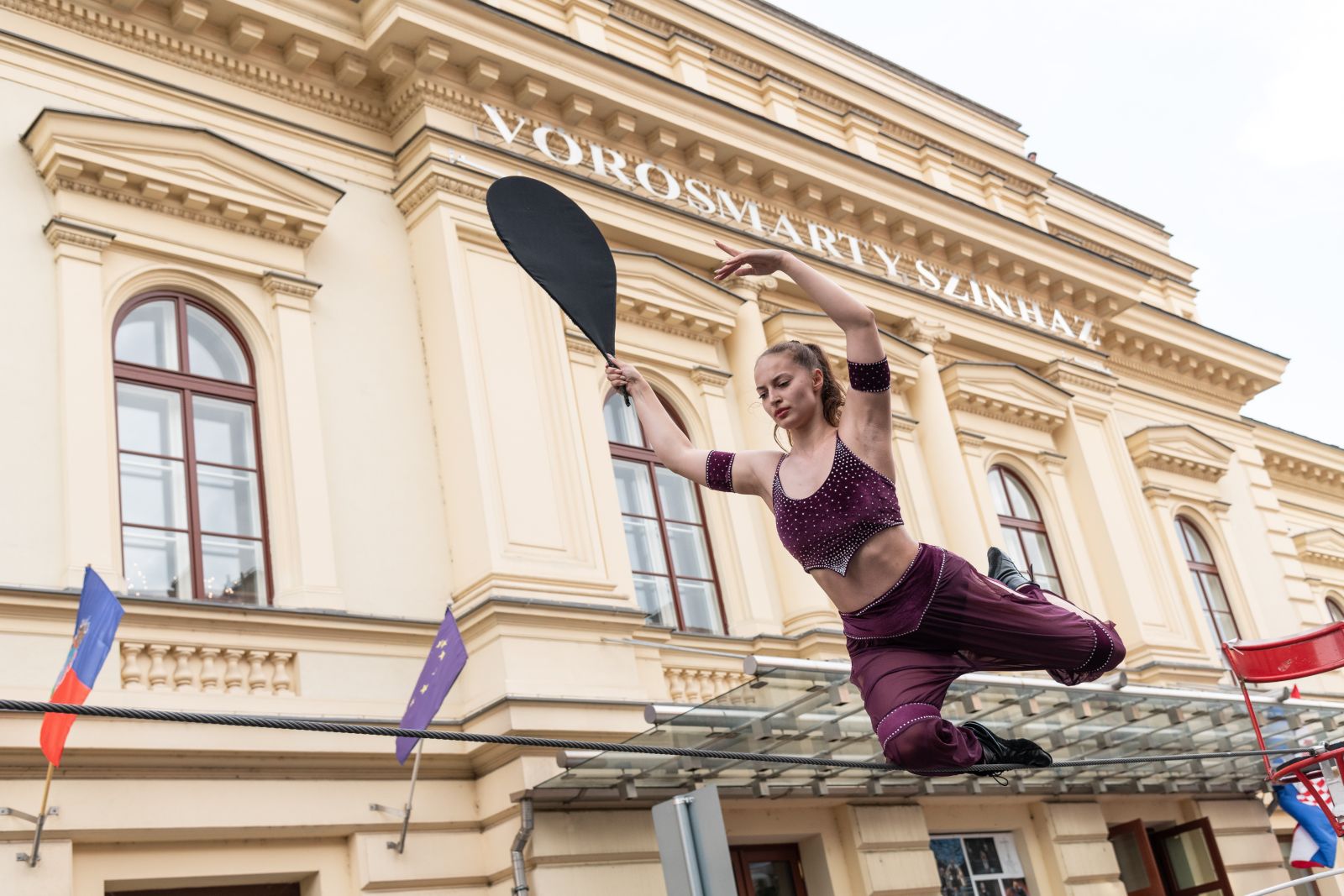 X. Színházi Olimpia Székesfehérváron - kötéltánc a Fő utcán, királydráma a színházban