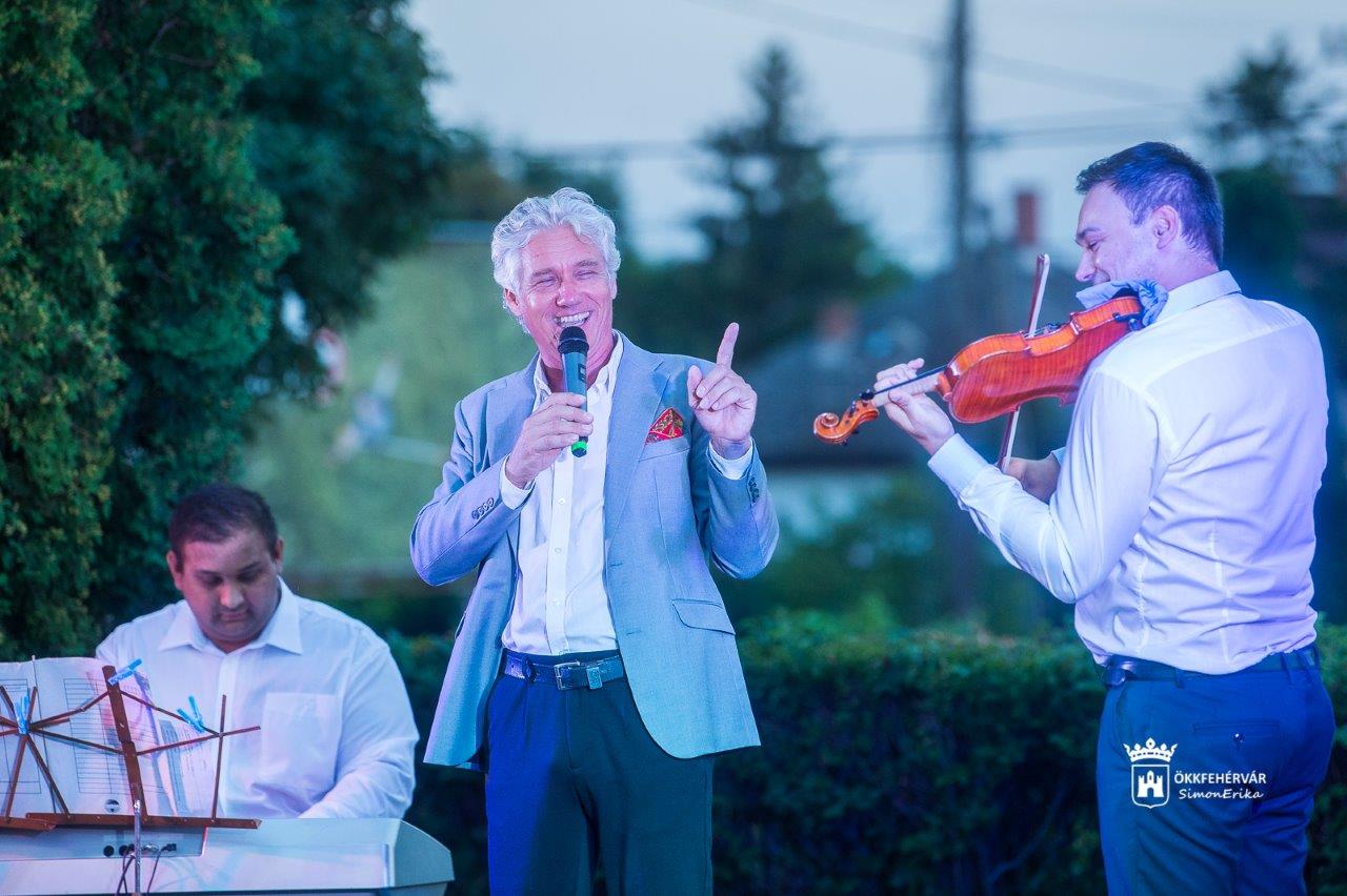Örökzöldek, szerelmes dallamok - nyáresti vigadalom Buch Tiborral az Öreghegyen