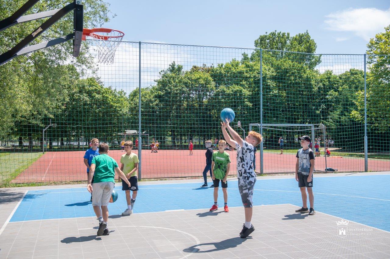 Kültéri kosárlabdapályát adtak át a Vörösmarty Mihály Általános Iskolában