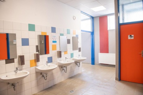 Végéhez közeledik a vizesblokk-felújítási program a fehérvári általános iskolákban