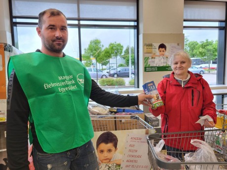 Élelmiszer adománygyűjtés - tizenketten segítettek a rászoruló gyermekeknek