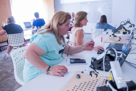 Digitális érzékenyítés – Harmanosokat képeztek az Alba Innovárban