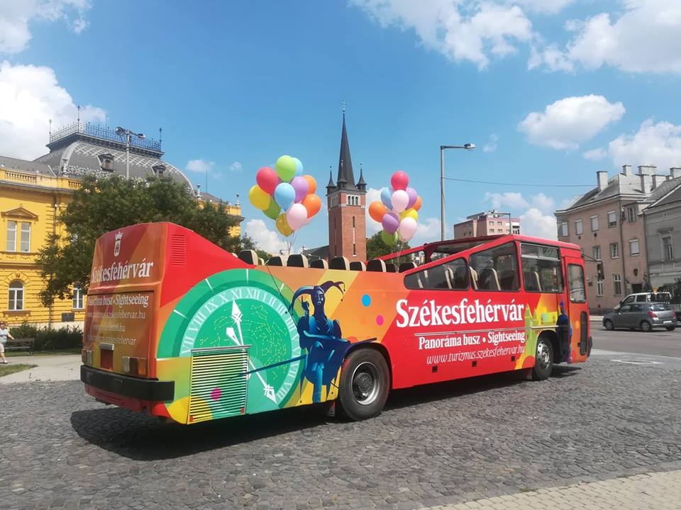 Aranybulla-túra panorámabusszal júliusban és augusztusban minden szombaton