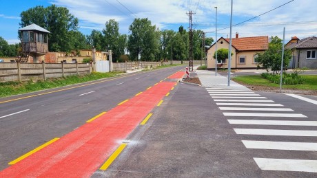 Az utolsó szakaszt aszfaltozzák pénteken a megújuló Zámoly utcában