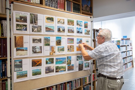 Utazzunk! címmel nyílt tematikus képeslap-kiállítás a Tolnai utcai könyvtárban