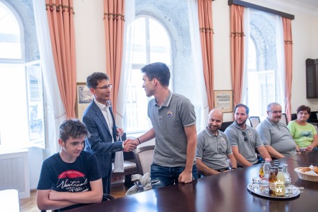 A világbajnok tekést, Sziklási Tibor Leventét köszöntötték a Városházán