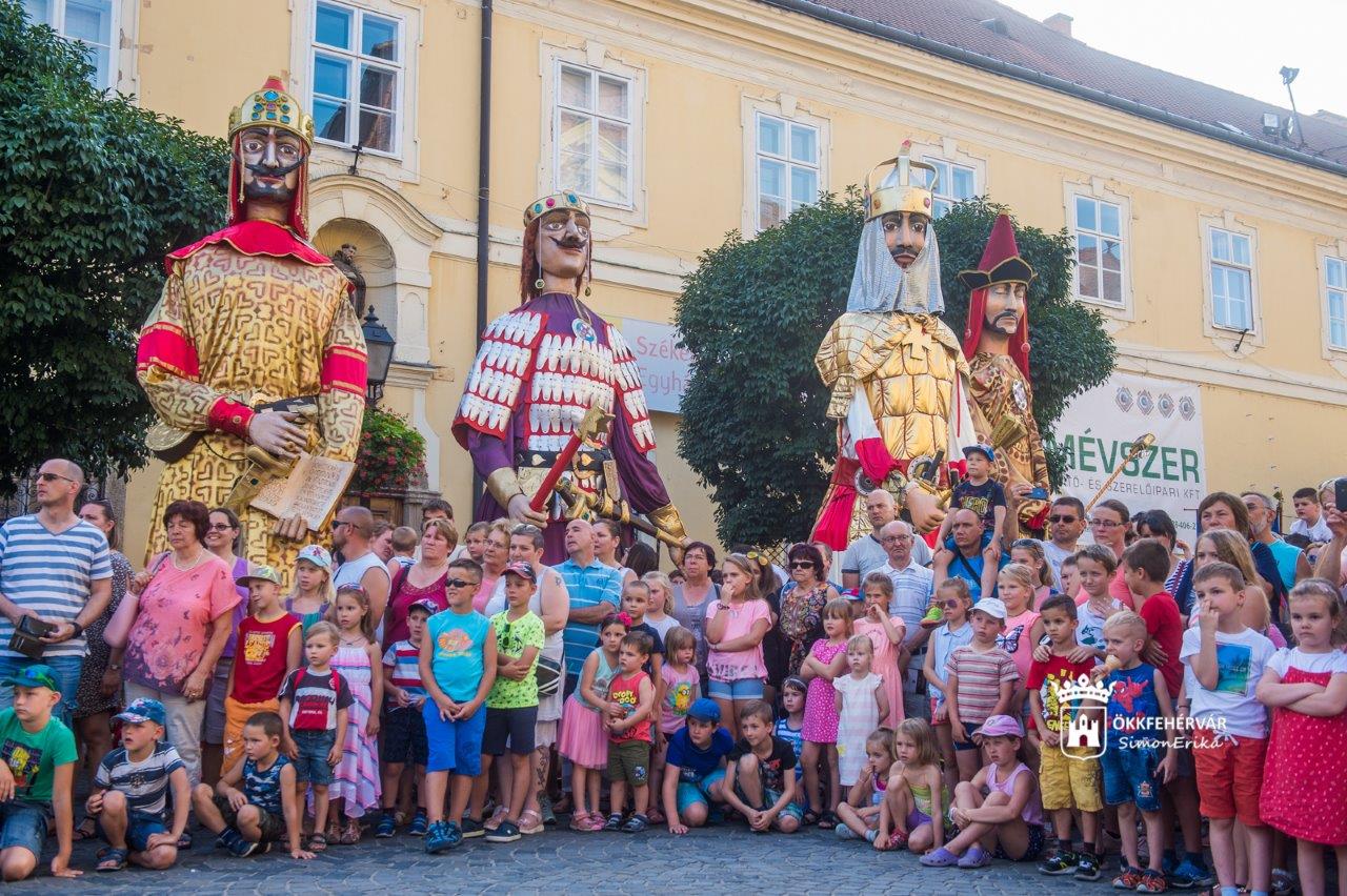 Királyok a Belvárosban - szombaton Géza fejedelem, Sarolt és Szent István a Fő utcán