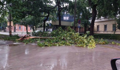 Felhőszakadással, viharos széllel és diónyi jéggel érkezett a vihar a város nyugati részére