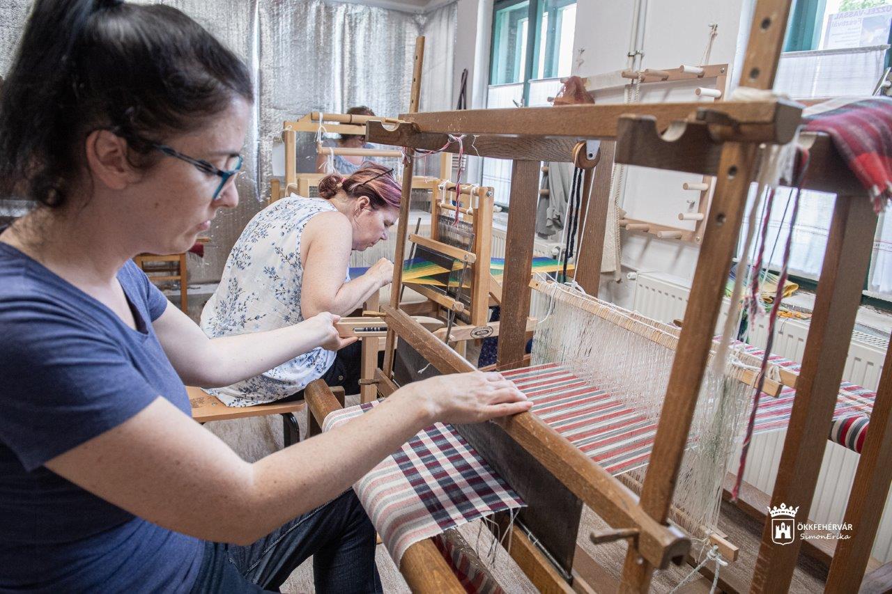 Szövéssel és szabás-varrással kezdődtek a felnőtt alkotó napok a Kézművesek Házában