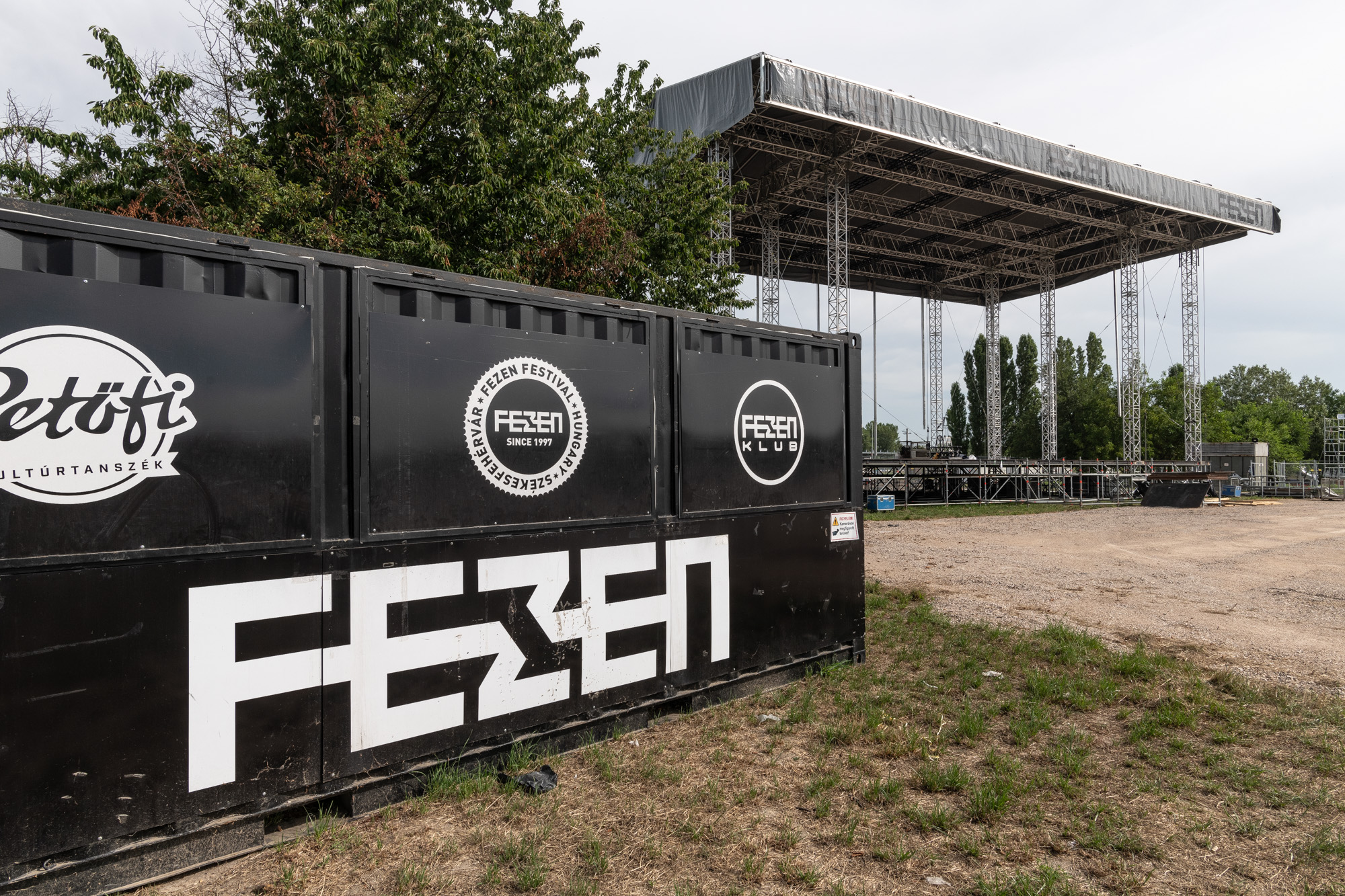 Állnak már a színpadok - jövő héten kezdődik az idei FEZEN