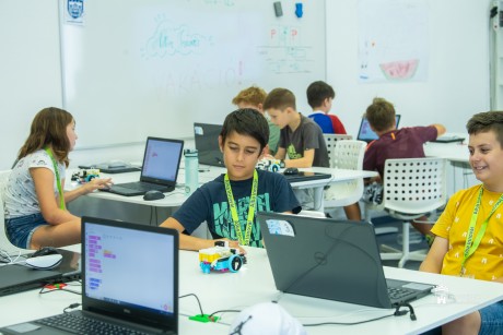 A digitális világgal ismerkednek az Alba Innovár táboraiba járó gyerekek