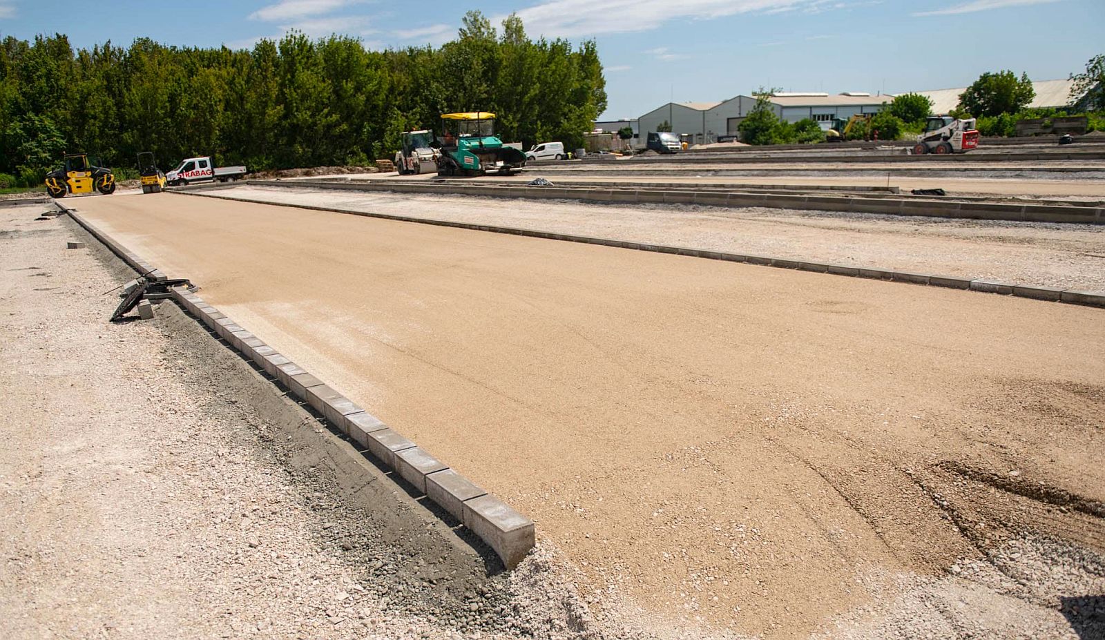 Jól halad az új parkoló építése a Vasútállomás déli oldalán