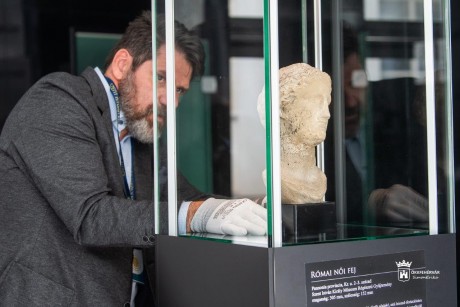 Vénus hazatért - egész augusztusban látható lesz az aukción vásárolt szobor fej a Múzeumban