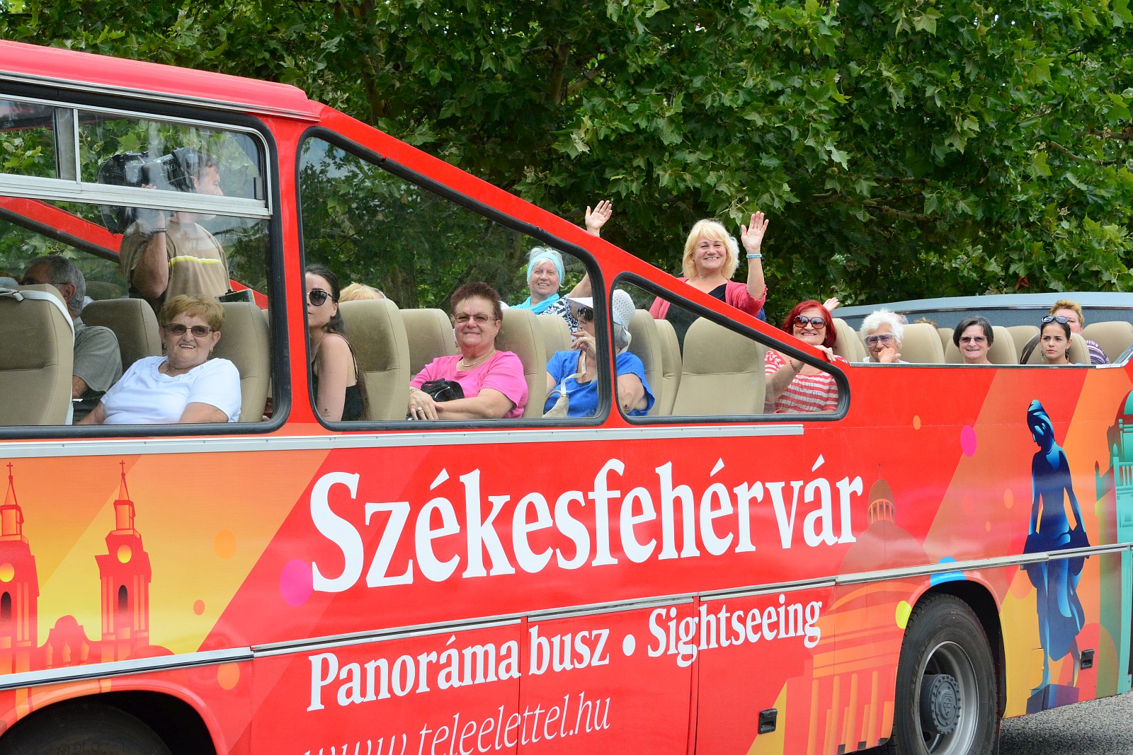 Titkos túra fáklyával és panorámabuszos kirándulás Székesfehérváron