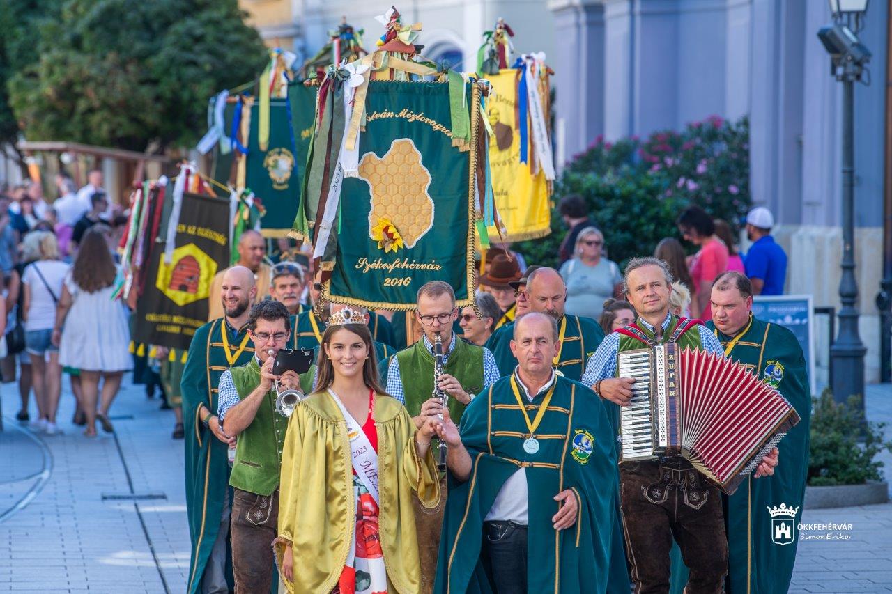 Látványos felvonulással, ünnepélyes mézlovagavatással zárult a Fehérvári Mézünnep