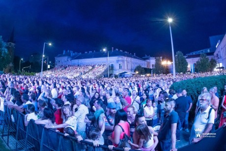 Szikora Róbert és a R-GO örvendeztette meg a közönséget szerdán este a Zichy-színpadnál