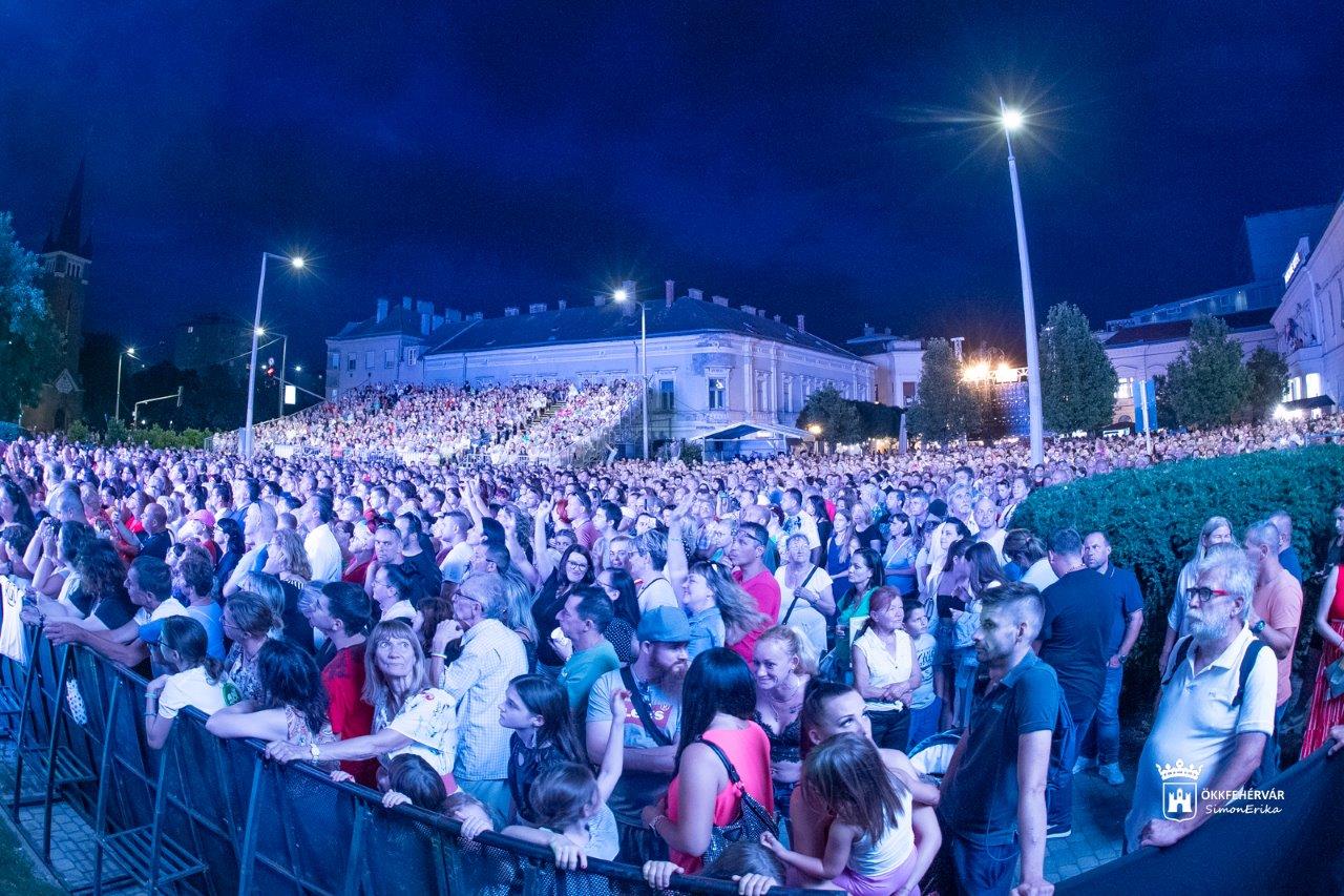 Szikora Róbert és a R-GO örvendeztette meg a közönséget szerdán este a Zichy-színpadnál