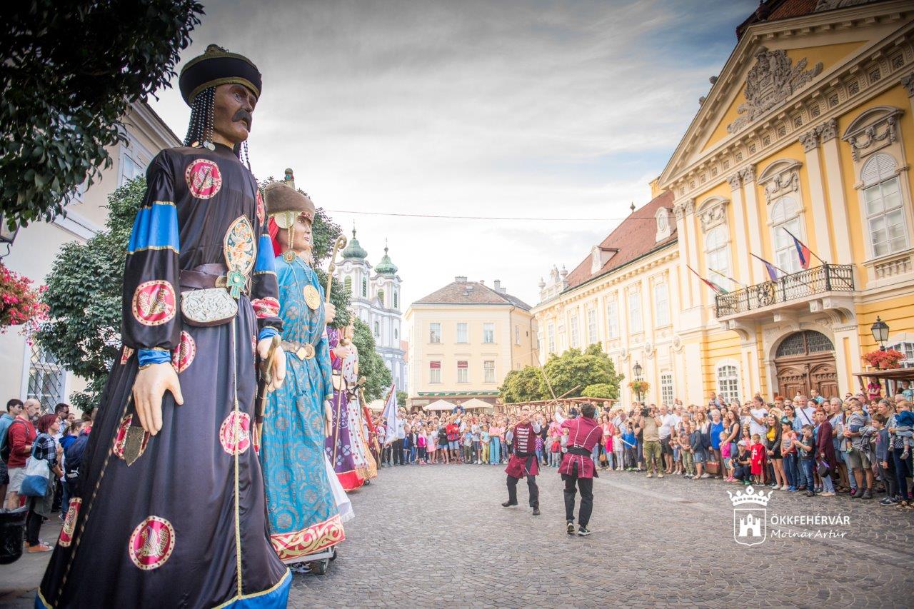 Fehérvári királyok menete a nemzeti ünnepen - huszonhárom óriásbábot láthatunk