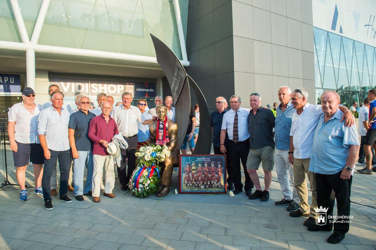 „Videoton, veled az úton!” - Kovács Ferenc emlékműve fogadja a Sóstói Stadionba érkezőket