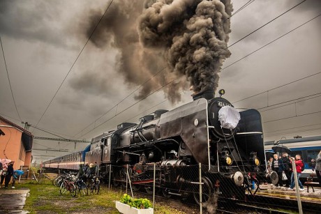 Retró szerelvények Fehérvár és Komárom között - gőzmozdony is érkezik a Vasútállomásra