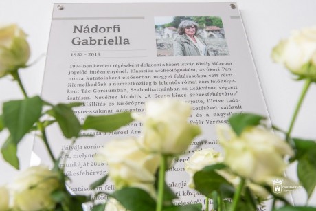 Emléktáblát avattak Nádorfi Gabriella tiszteletére a Gorsium Régészeti Parkban