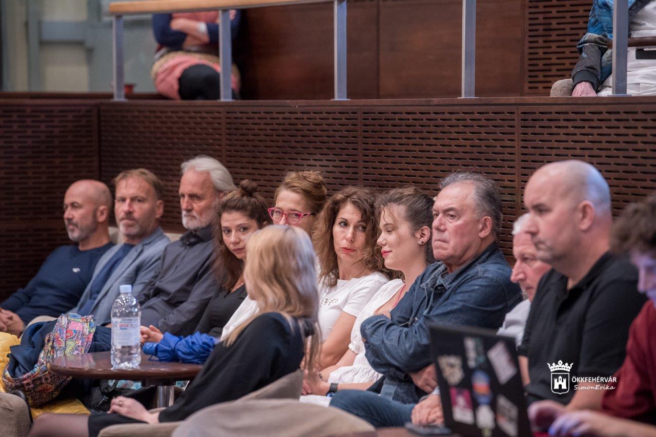 Évadnyitó társulati ülést tartott a Vörösmarty Színház