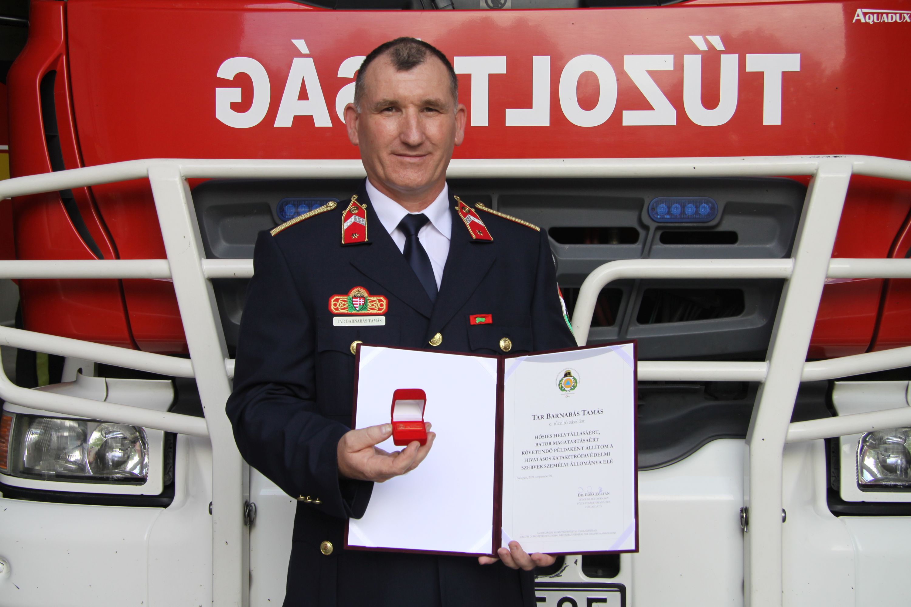 Szabadnapján mentett meg egy bajba jutott túrázót - elismerést kapott a tűzoltó