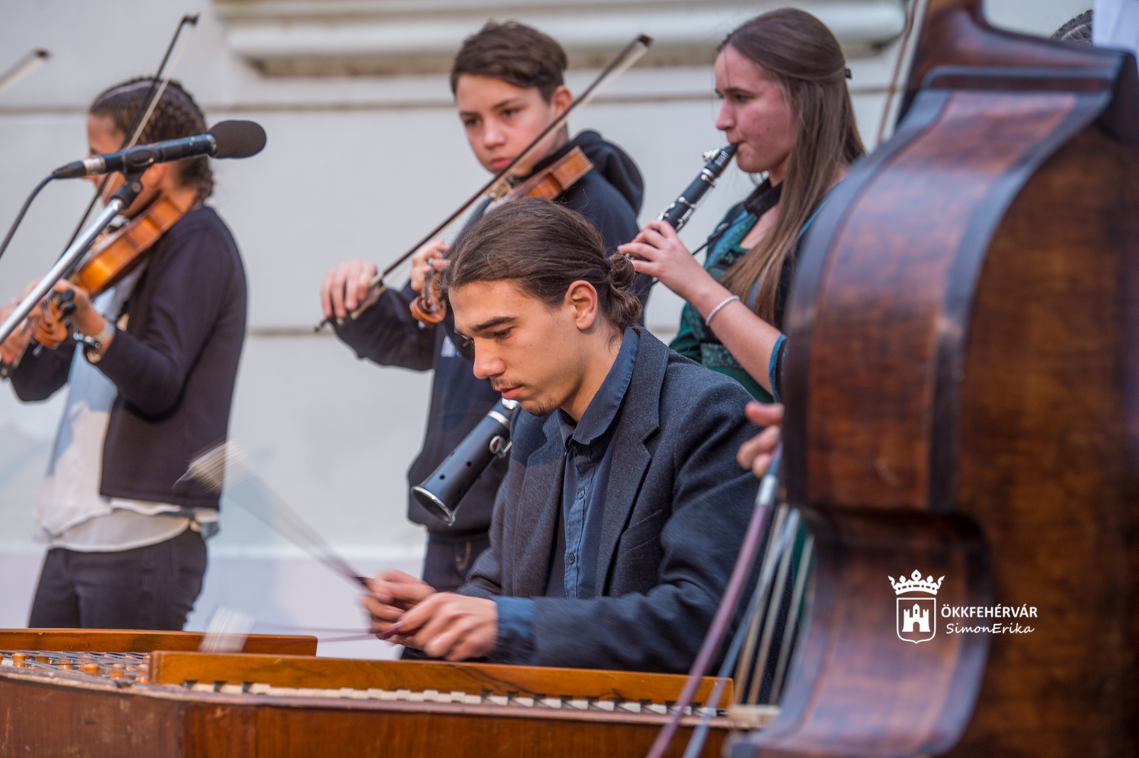 Muzsikaszóval köszöntik a zene világnapját az Országalmánál a Hermann Zeneművészeti Iskola diákjai