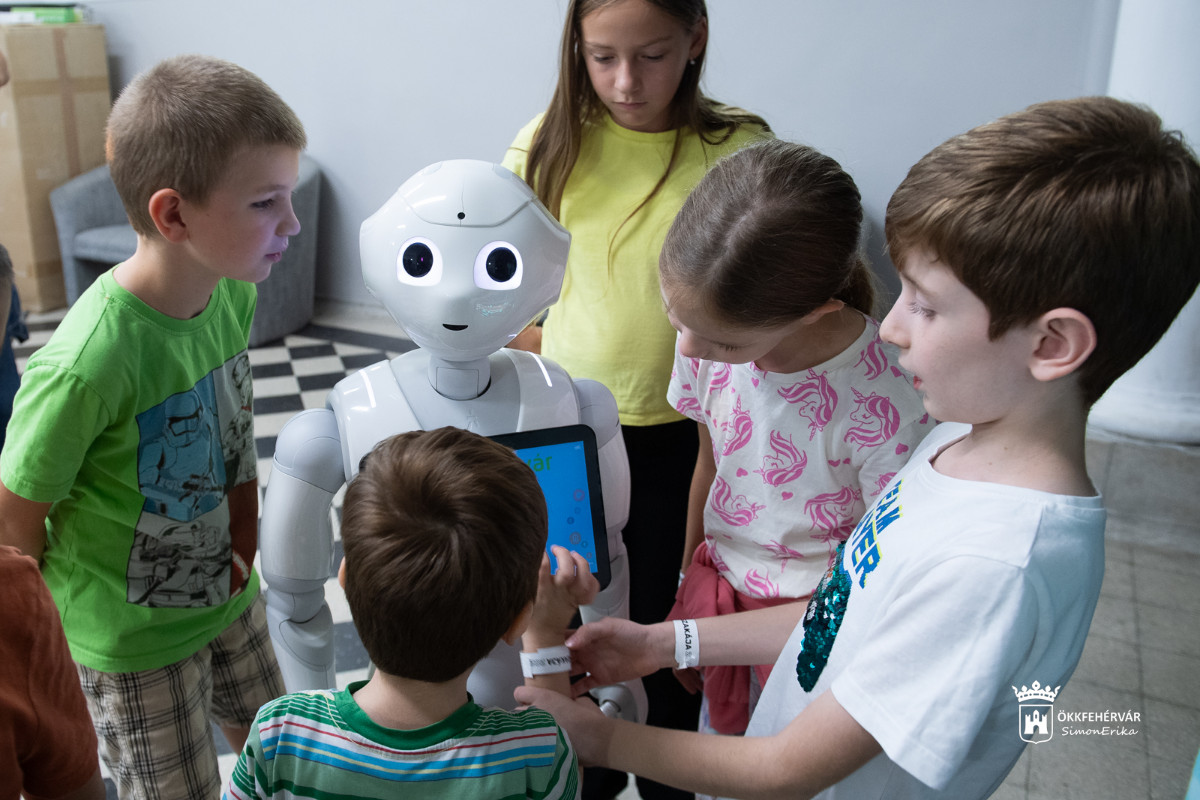 Kutatók Éjszakája 2023: hétköznapi kísérletek, izgalmas előadások az Óbudai Egyetem Alba Regia Műszaki Karán