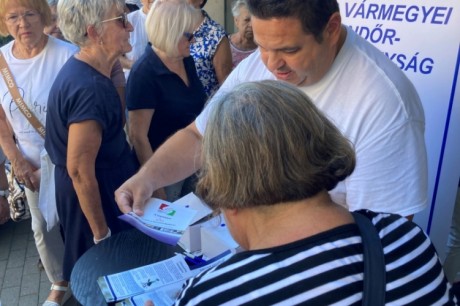 Idősek világnapja - bűnmegelőzési tanácsokat kaptak a nyugdíjasok