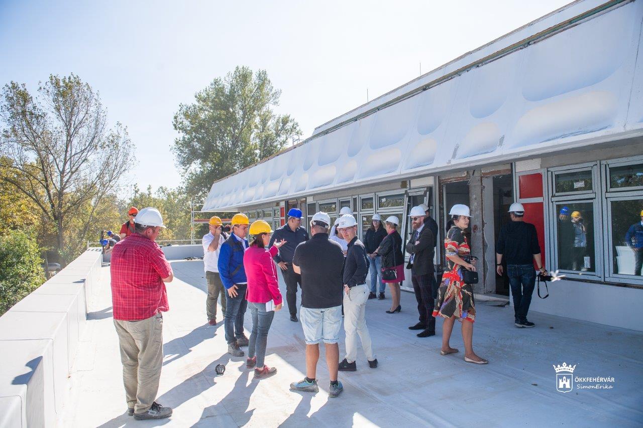 Jó ütemben halad a Tóparti Gimnázium  és Művészeti Szakgimnázium felújítása