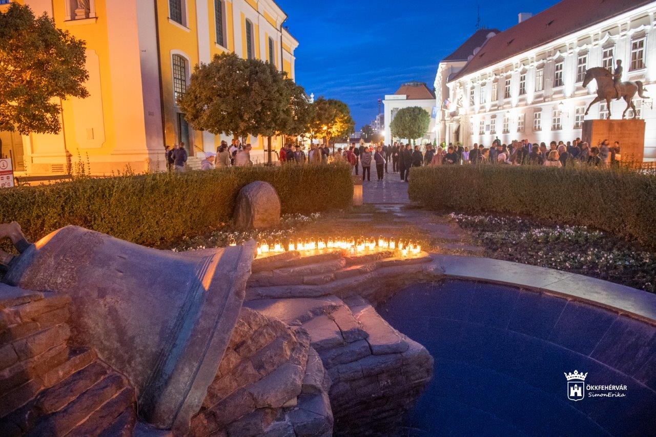 Mécsesgyújtás a békéért és az áldozatok emlékére Székesfehérváron