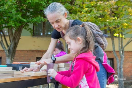 Madárodú-barkácsolás, tökfaragás és játékok – családi délelőttöt rendeztek a Gárdonyi Géza Művelődési Házban