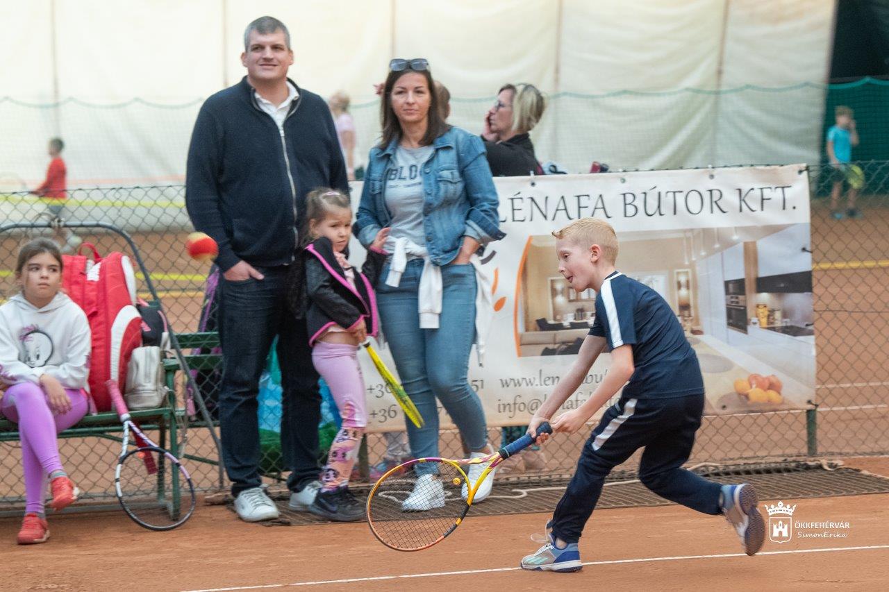 Az egész család adogatott - Családi Tenisz Nap a Bregyóban