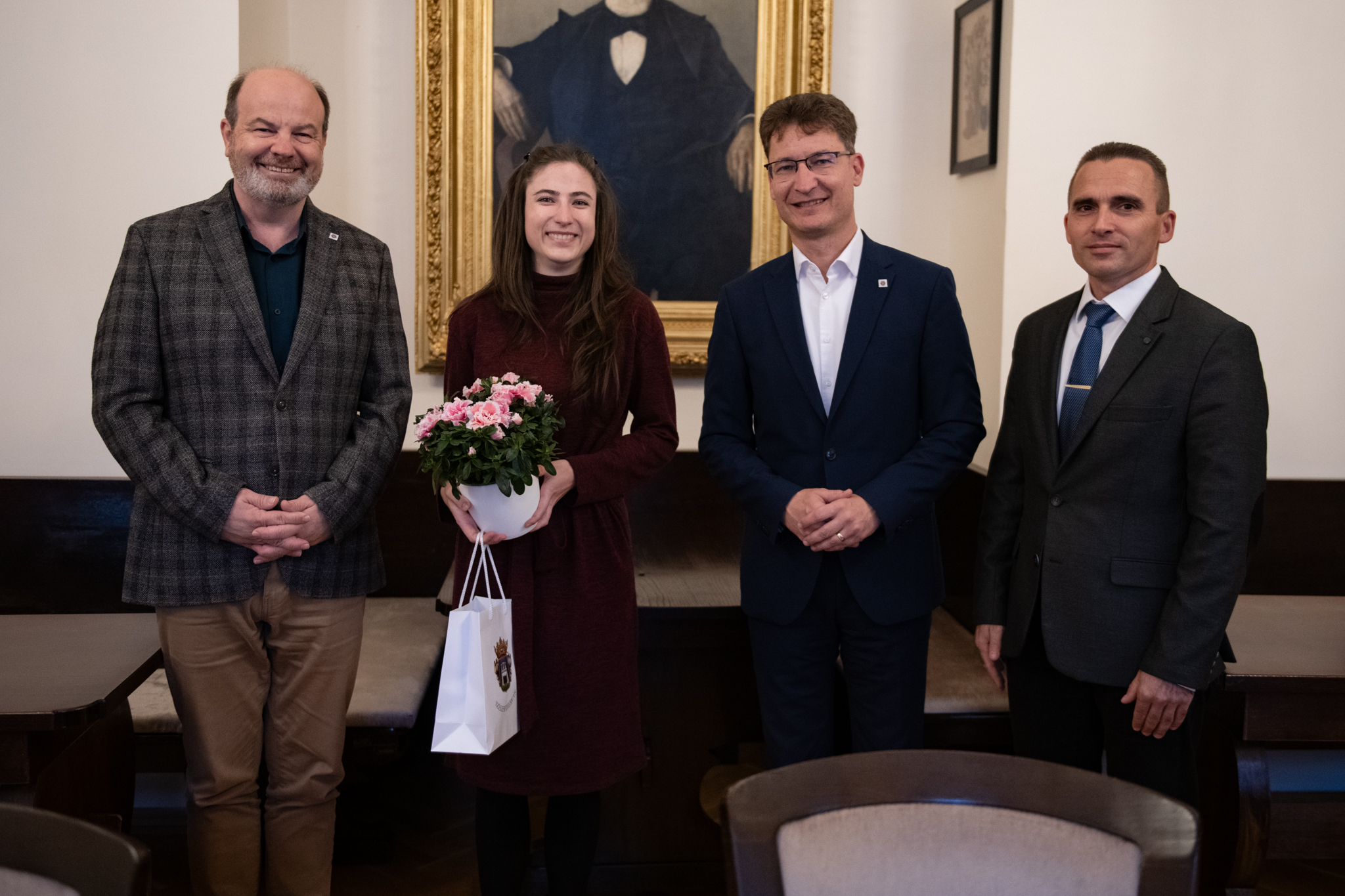 A Nemzetközi Fuvolaversenyen második helyezést elért Menyhárt Esztert köszöntötték