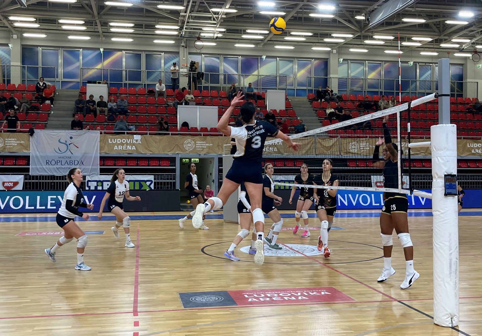 Öt szettben, óriási csatában nyert rangadót a MÁV Előre Foxconn női röplabdacsapata
