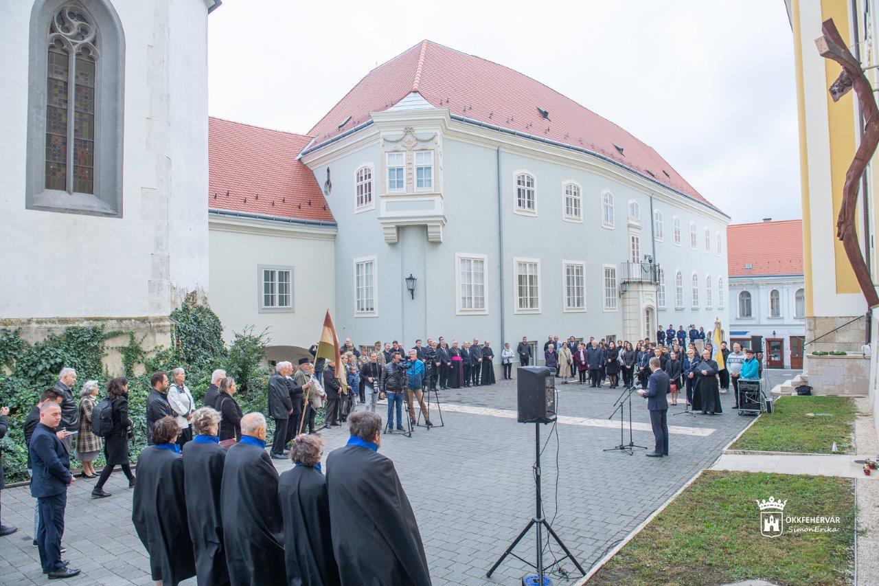 Csak az igazság tesz igazán szabaddá – imádságos megemlékezést tartottak az 56-os emlékkeresztnél