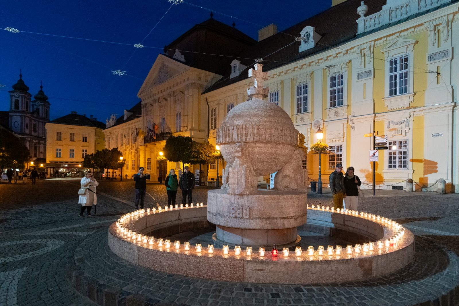 Mécsesgyújtás az ‘56-os mártírok emlékére - közös tiszteletadás volt az Országalmánál