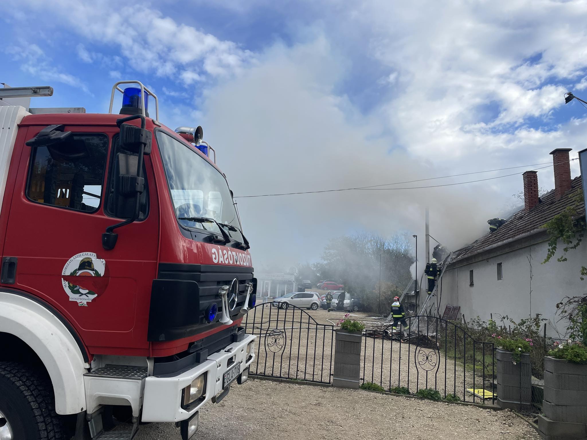 Felrobbant egy gázpalack a Sárkeresztúri úton - családi háznál csaptak fel a lángok