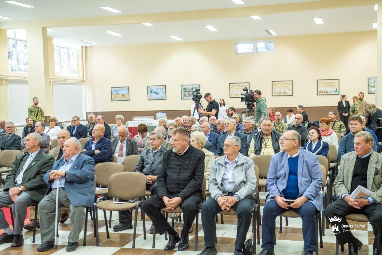Régiós nyugdíjas találkozó a laktanyában - közel 100 obsitos vett részt