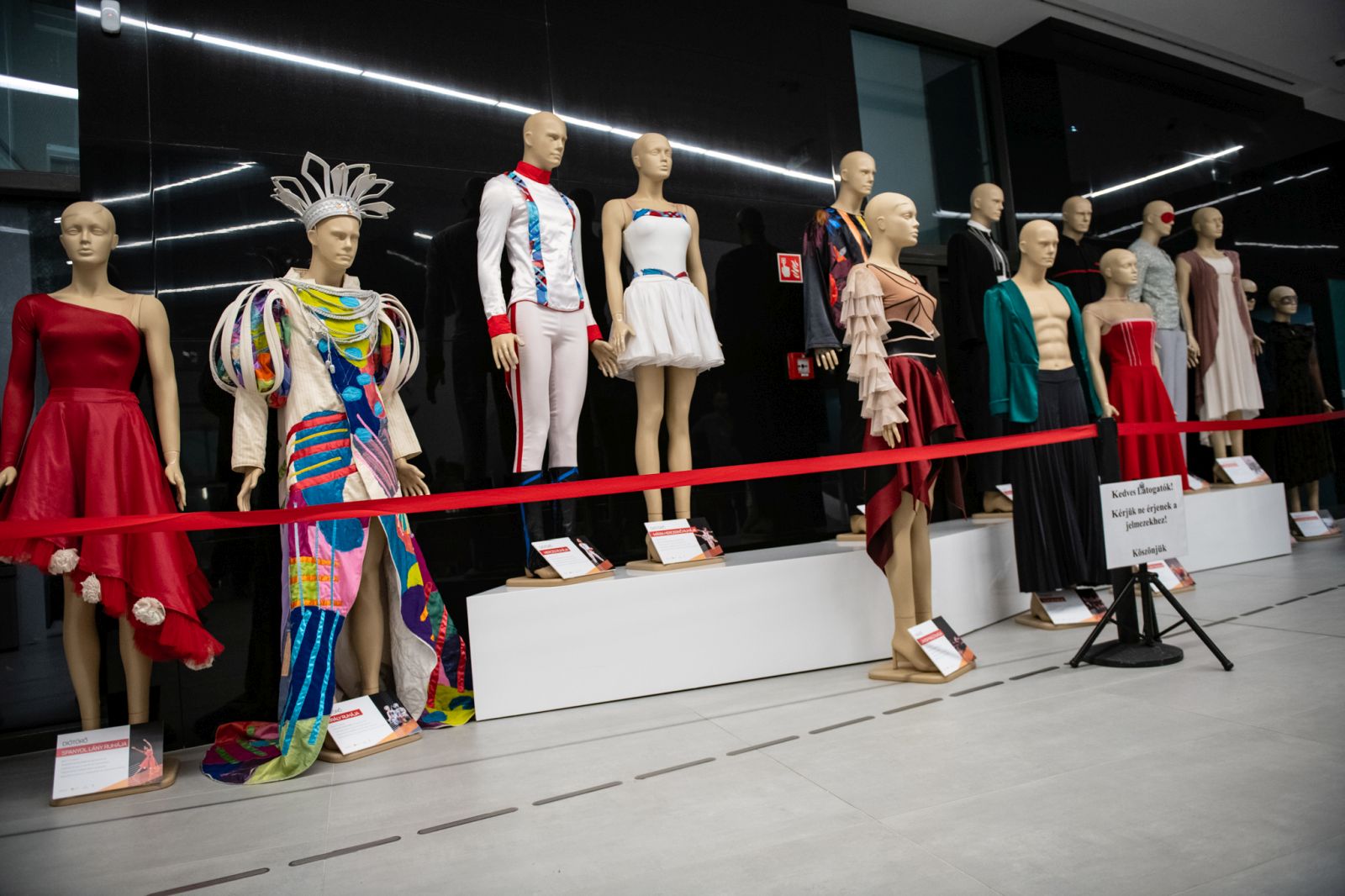 A jelmez, és ami mögötte van – kerekasztal-beszélgetés a Rendházban