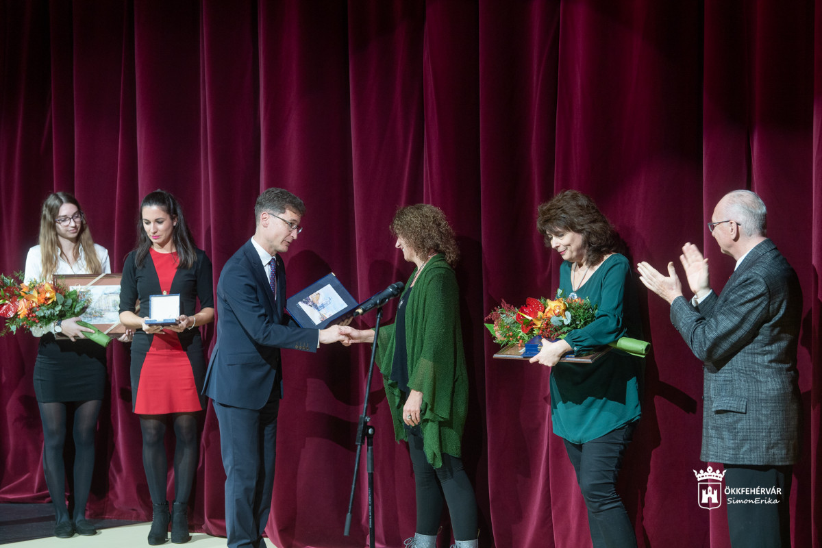 Ferenczy Noémi és Lőrincz Zsuzsa vehették át idén a Pro Theatro Díjat