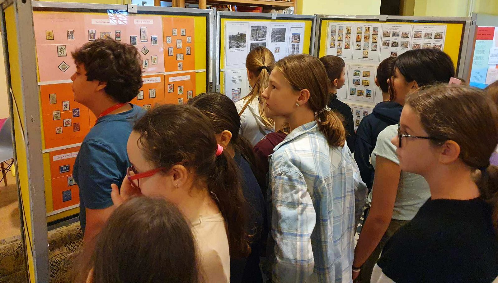 Táguló világ – bélyegkiállítás nyílt a Széna Téri Általános Iskolában