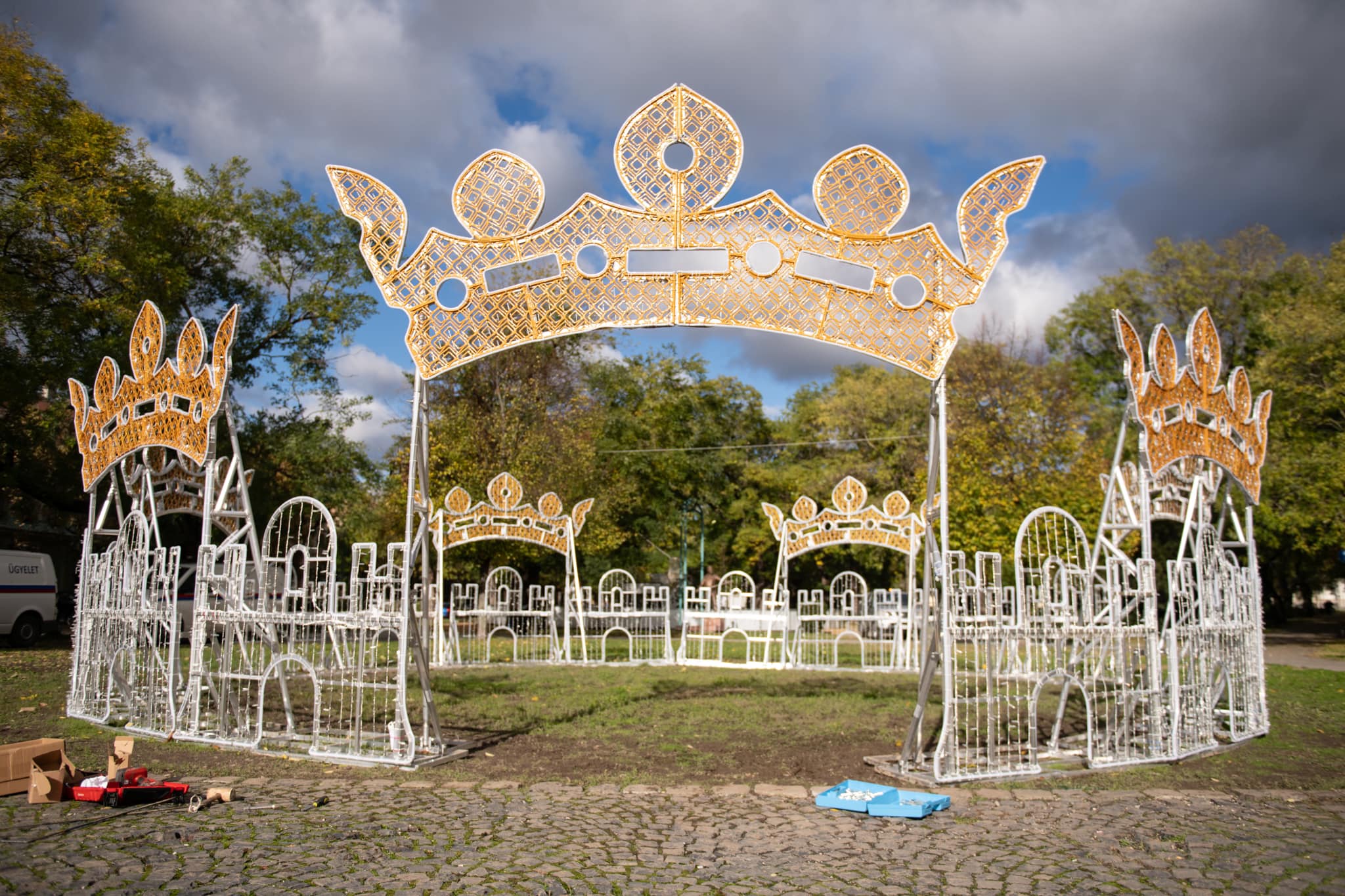 Adventi fénykorona készül a Zichy ligetben - lassan a helyére kerül minden dísz