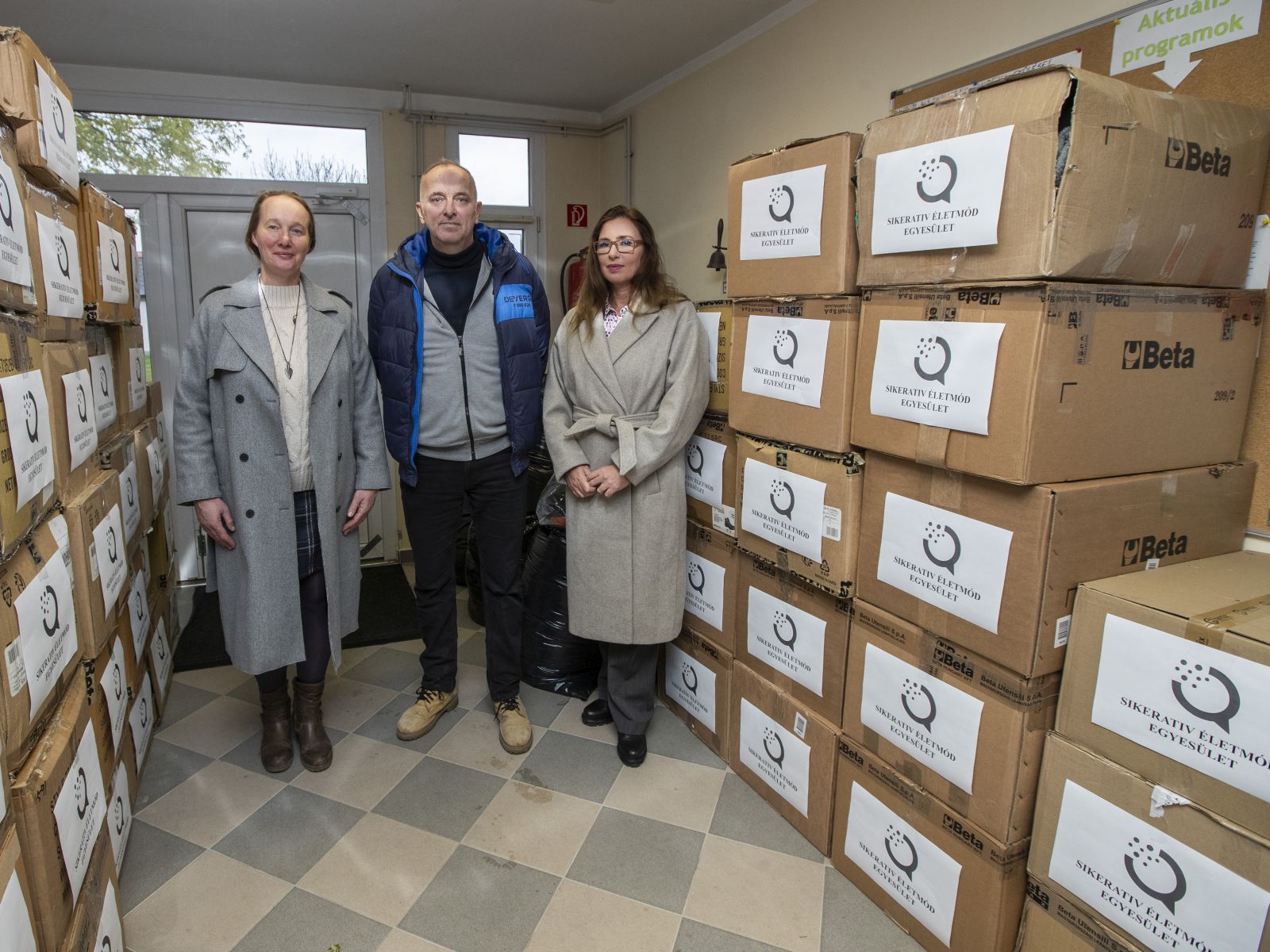 60 doboz és 30 zsák ruhát gyűjtött a Kríziskezelő Központnak a Sikerativ Életmód Egyesület